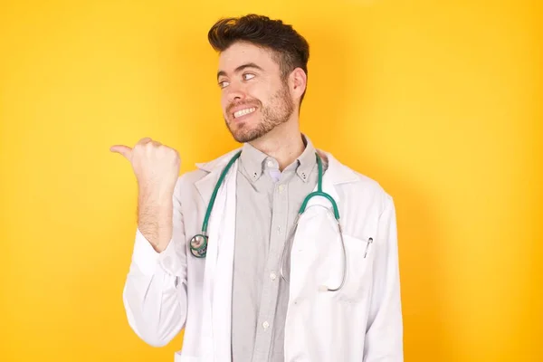 Portret Van Een Knappe Jonge Dokter Een Medisch Uniform Opzij — Stockfoto