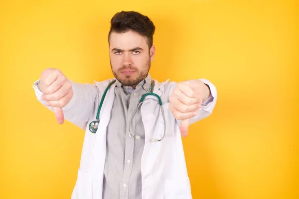 Schöner Junger Kaukasischer Arzt Medizinischer Uniform Der Aufgebracht Zwei Daumen — Stockfoto