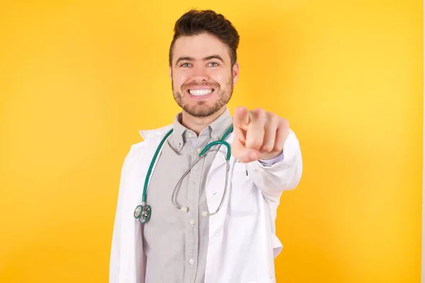 Joven Hombre Caucásico Guapo Apuntando Cámara Con Una Sonrisa Satisfecha — Foto de Stock