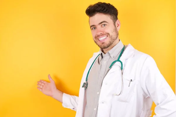Genç Yakışıklı Avrupalı Doktor Üniforma Giyiyor Mutlu Neşeli Hissediyor Gülümsüyor — Stok fotoğraf