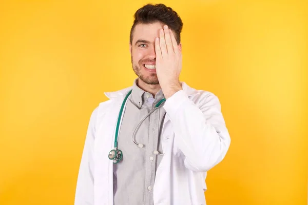 Ein Junger Gutaussehender Arzt Medizinischer Uniform Über Gelbem Isoliertem Hintergrund — Stockfoto