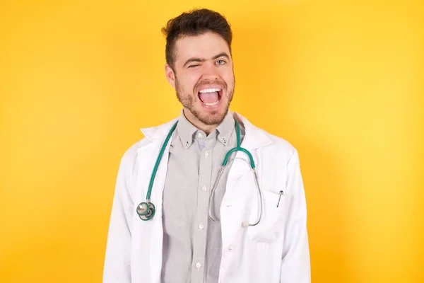 Bonito Jovem Homem Médico Caucasiano Vestindo Uniforme Médico Sobre Fundo — Fotografia de Stock