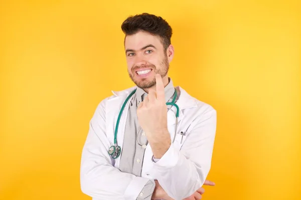 Junger Kaukasischer Arzt Medizinischer Uniform Steht Vor Isoliertem Gelben Hintergrund — Stockfoto