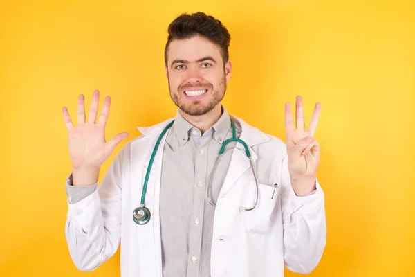 Молодий Європейський Лікар Медичній Формі Показує Вказує Пальцем Номер Вісім — стокове фото