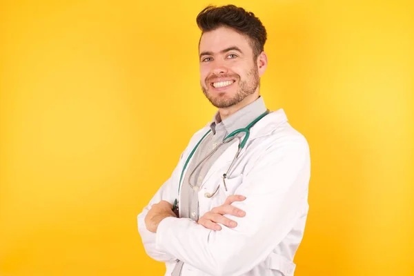 Jovem Médico Caucasiano Vestindo Uniforme Sorrindo Com Braços Cruzados Olhando — Fotografia de Stock