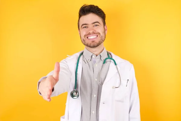 Νεαρός Όμορφος Καυκάσιος Γιατρός Ιατρική Στολή Χαμογελαστός Φιλικός Προσφέροντας Χειραψία — Φωτογραφία Αρχείου
