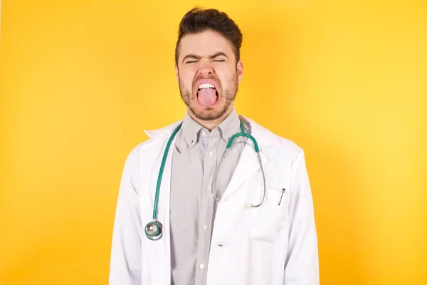 Joven Caucásico Guapo Doctor Hombre Vistiendo Uniforme Médico Sobre Aislado — Foto de Stock