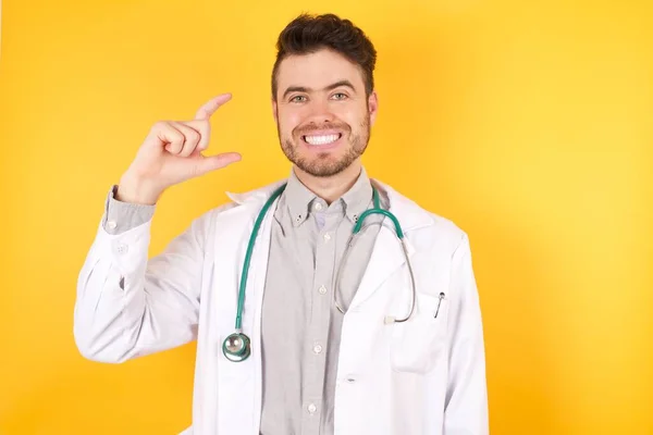 Joven Guapo Médico Caucásico Vestido Con Uniforme Médico Sonriente Seguro —  Fotos de Stock