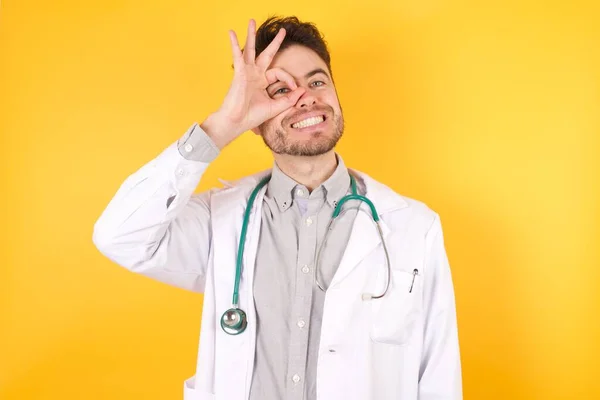 Jonge Knappe Blanke Dokter Man Medisch Uniform Doet Gebaar Met — Stockfoto
