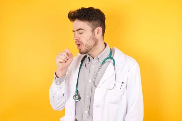 Joven Médico Europeo Guapo Vestido Uniforme Médico Pie Sobre Fondo — Foto de Stock