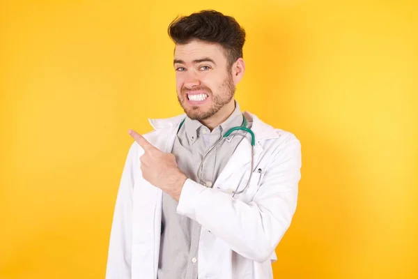 Tıp Üniforması Giyen Yakışıklı Beyaz Bir Doktor Şaret Parmağı Endişe — Stok fotoğraf