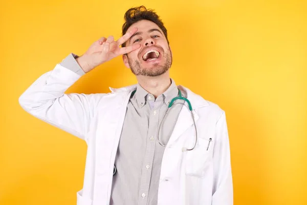 Joven Guapo Caucásico Doctor Hombre Vistiendo Uniforme Médico Pie Sobre — Foto de Stock