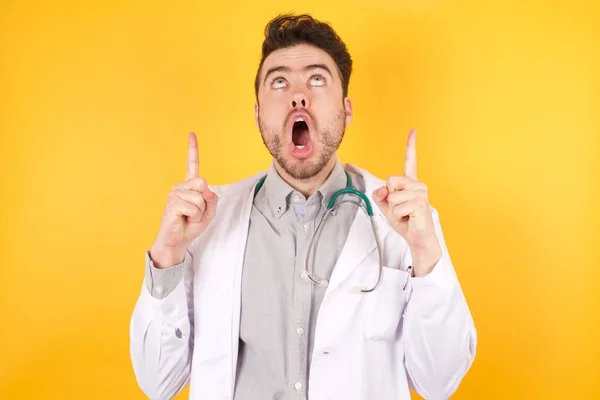 Joven Guapo Médico Caucásico Vestido Uniforme Médico Sobre Fondo Blanco — Foto de Stock