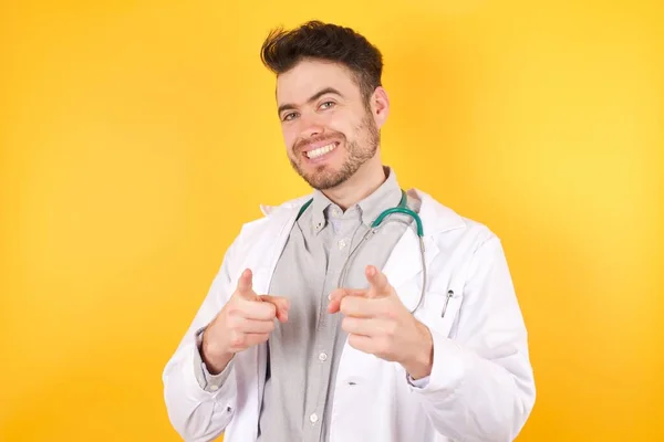 Joven Guapo Médico Caucásico Hombre Con Uniforme Médico Señalando Los —  Fotos de Stock