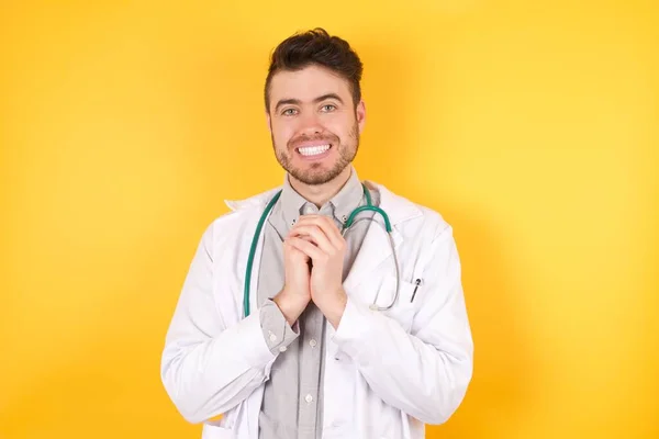 Homem Médico Adorável Positivo Vestindo Uniforme Médico Sorri Feliz Feliz — Fotografia de Stock