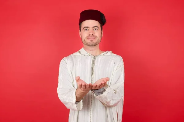 Pohledný Mladý Muž Tradičním Turkyně Klobouk Fez Drží Něco Otevřenými — Stock fotografie