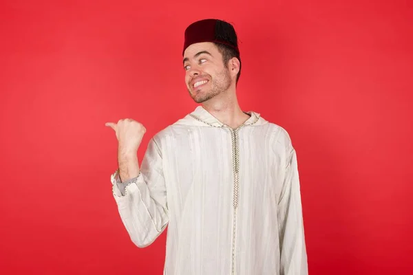 Potret Pemuda Tampan Mengenakan Topi Kecoklatan Tradisional Fez Melihat Ruang — Stok Foto