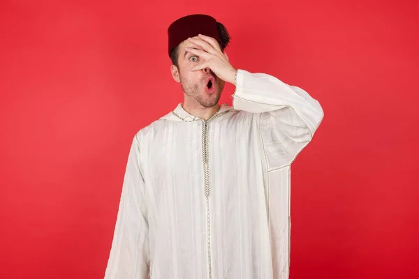 Pohledný Mladý Muž Tradičním Turkyně Klobouk Fez Vykukující Šoku Zakrývající — Stock fotografie