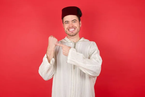 Όμορφος Νεαρός Άνδρας Φορώντας Παραδοσιακά Τούρκικα Καπέλο Φέσι Βιάζεται Δείξει — Φωτογραφία Αρχείου