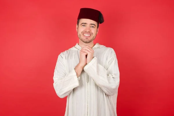 Pemuda Tampan Mengenakan Fez Berpose Latar Belakang Merah — Stok Foto