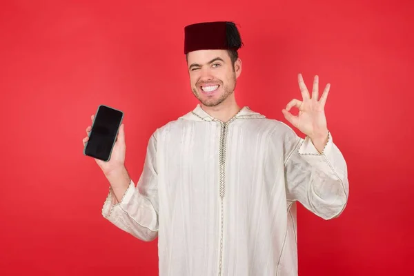 Muslim Man Studio Holding Mobile Phone Showing Sign Fingers — Stock Photo, Image