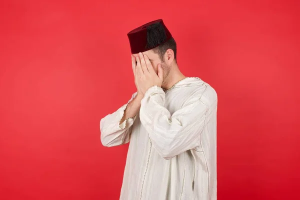 Pláč Muž Studiu Zakrývající Tvář Rukama Sobě Muslimské Oblečení Klobouk — Stock fotografie
