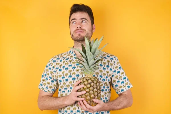 Bonito Jovem Posando Com Abacaxi Sobre Fundo Amarelo Estúdio — Fotografia de Stock