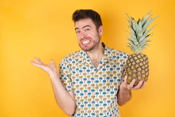 Beau Jeune Homme Posant Avec Ananas Sur Fond Jaune Plan — Photo