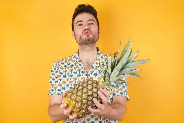 Bonito Jovem Posando Com Abacaxi Sobre Fundo Amarelo Estúdio — Fotografia de Stock