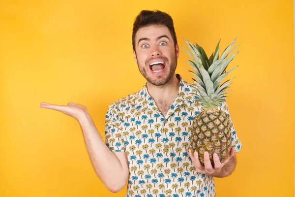 Bonito Jovem Posando Com Abacaxi Sobre Fundo Amarelo Estúdio — Fotografia de Stock