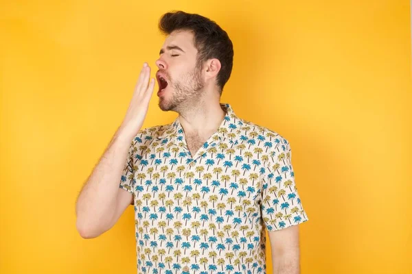 Joven Guapo Bostezando Después Pasar Todo Día Trabajo — Foto de Stock