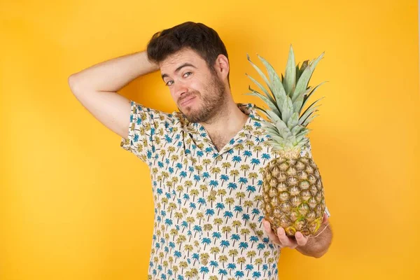 Bonito Jovem Posando Com Abacaxi Sobre Fundo Amarelo Estúdio — Fotografia de Stock