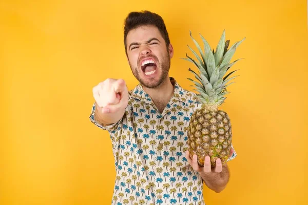 Bonito Jovem Posando Com Abacaxi Sobre Fundo Amarelo Estúdio — Fotografia de Stock