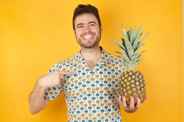 Jovem Bonito Com Abacaxi Posando Fundo Amarelo — Fotografia de Stock