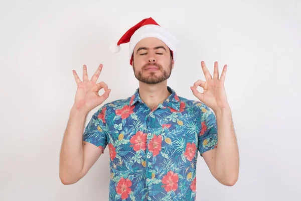 Jeune Homme Chapeau Père Noël Souriant Avec Les Yeux Fermés — Photo