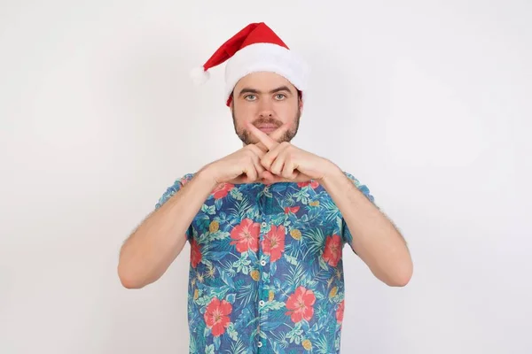 Ung Man Santa Hatt Korsning Fingrar Gör Negativa Tecken — Stockfoto