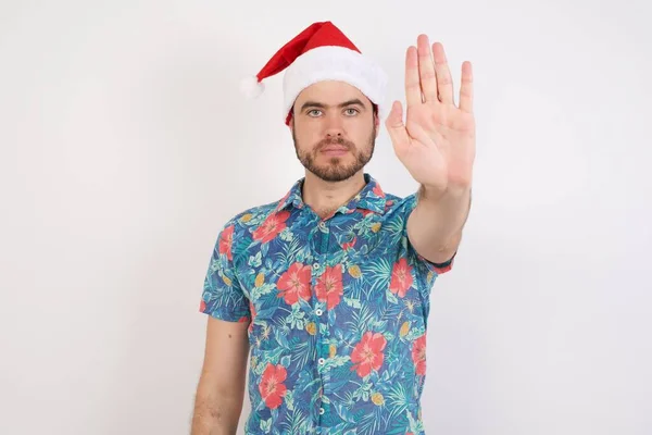 Ung Man Tomte Hatt Gör Sluta Gester Med Handflatan Varningsuttryck — Stockfoto