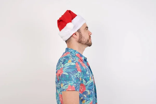 Ung Man Santa Hatt Tittar Sidan Slappna Profil Posera Med — Stockfoto