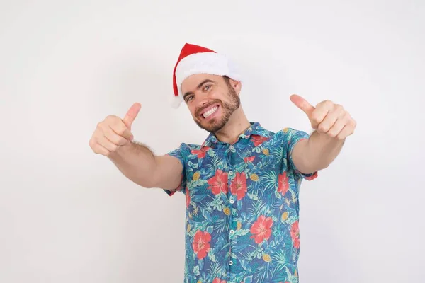 Joven Sombrero Santa Haciendo Gesto Positivo Con Las Manos Pulgares —  Fotos de Stock