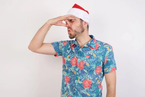 Een Jongeman Met Een Kerstmuts Die Stinkt Walgelijk Ruikt Adem — Stockfoto