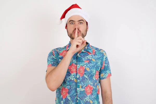Noel Baba Şapkalı Genç Adam Parmakları Dudaklarında Sessiz Olmak Istiyor — Stok fotoğraf