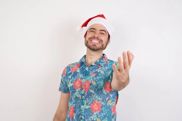 Молодий Чоловік Санта Капелюсі Усміхається Потискує Руки Вітання Вітання Успішна — стокове фото