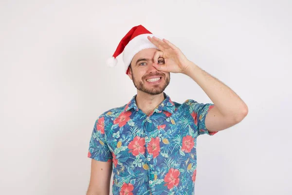 Ung Man Santa Hatt Gör Gest Med Handen Leende Öga — Stockfoto