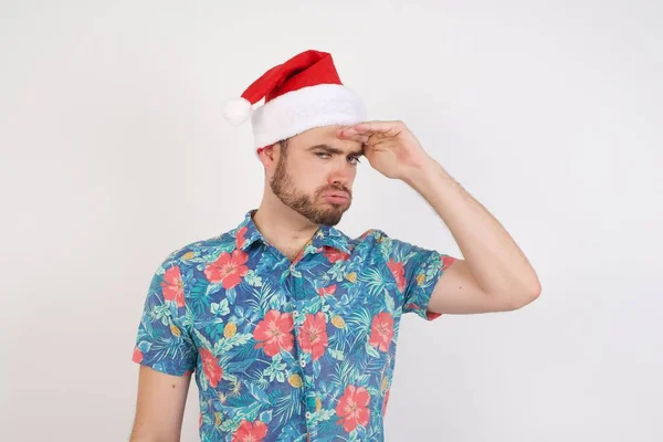 Ung Man Santa Hatt Orolig Och Stressad Håller Hand Pannan — Stockfoto