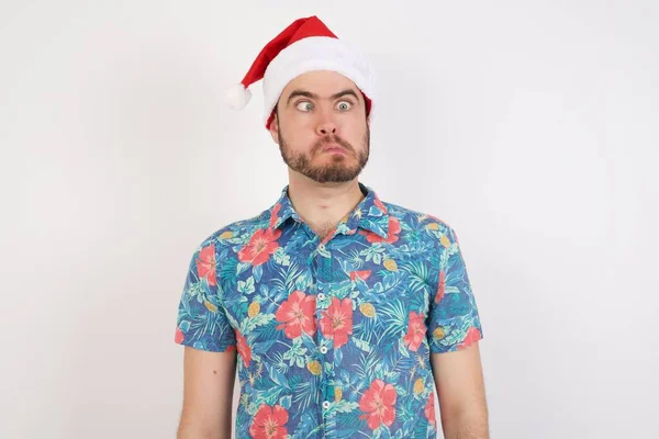 Noel Baba Şapkalı Genç Adam Suratını Buruşturuyor Suratını Asıyor Kontrolden — Stok fotoğraf