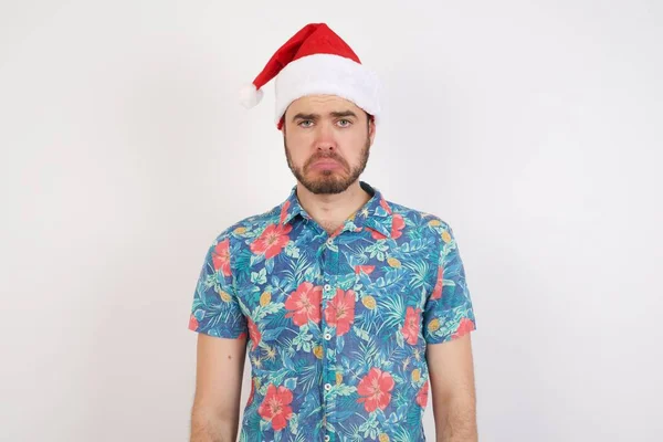 Noel Baba Şapkalı Genç Adam Ağlayacakmış Gibi Suratını Asıyor Mutsuz — Stok fotoğraf