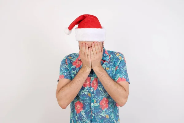 Jeune Homme Chapeau Père Noël Couvrant Visage Avec Les Mains — Photo