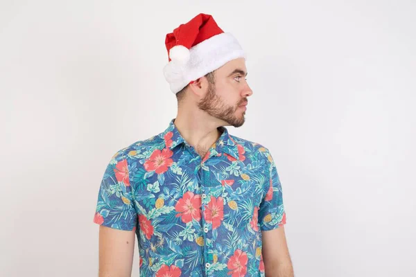 Noel Baba Şapkalı Yakışıklı Genç Adamın Yan Profil Fotoğrafını Kapat — Stok fotoğraf