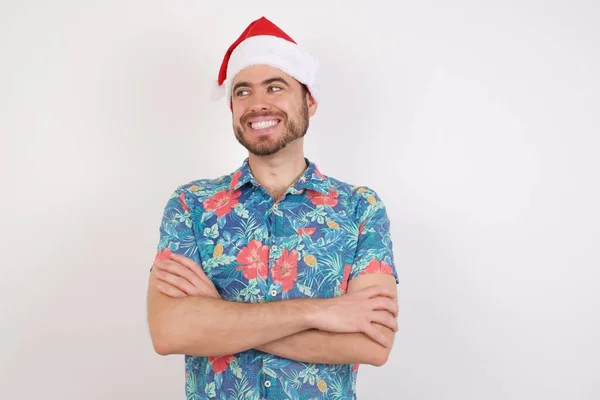 Jonge Man Santa Hoed Kruisen Armen Ziet Goed Uit — Stockfoto