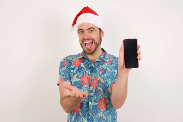 Stilig Ung Man Tomte Hatt Med Smartphone Poserar Studioinspelning — Stockfoto